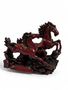 Chinese Galloping Wild Horses Statue - Cinnabar Colored Red Resin - 8" W x 7" H - Bild 1 von 10