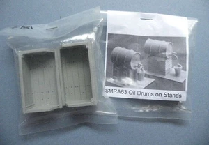 2 Skytrex Resin / Metall 7mm Scale O - Sleeper Kohlebunker & Ölfässer auf Ständer - Bild 1 von 2