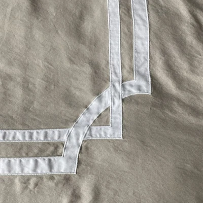 Funda nórdica Matouk King borde caqui y blanco satén de algodón egipcio con monograma Foto 1 de 4