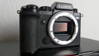 Panasonic Lumix LUMIX DC-S5D 24,2MP Kamera-Body [ 130 Klicks ] - Bild 1 von 4