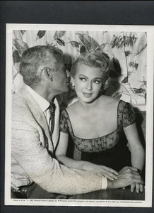 SEXY LANA TURNER + JEFF CHANDLER -1957 AM SET ZWISCHEN DEN AUFNAHMEN CANDID - JACK ARNOLD - Bild 1 von 2