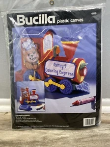 Bucilla Coloring Express Zug Bär Buntstifte Weihnachten Kunststoff Leinwand Kit #6119 - Bild 1 von 6
