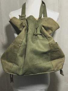 Cartera de gamuza verde Neiman Marcus ribete de piel de oveja ceñidas y corbatas tamaño mediano - Imagen 1 de 12