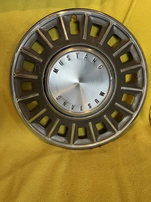 14 英寸 1968 福特 MUSTANG 二手 HUBCAP 质量好 — 第 1/3 张图片