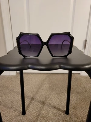 Gafas de sol para mujer negras y doradas con marco de mariposa acento Foto 1 de 2