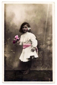 Bambina con fiori - 1906 - Foto 1 di 2