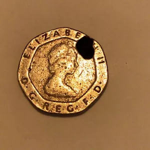 20p Piece Coin Rare Error Damage Hole 1982 Collectable Tudor Rose - Picture 1 of 7