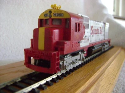 Mantua-Tyco HO Scale Santa Fe C430 Engine #4301. 6 Wheel Traction Trucks - Image 1 of 4