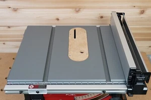 Inserto de separación cero para sierra de mesa Milwaukee M18 - Imagen 1 de 4