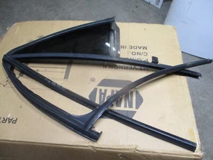 2006 Saturn VUE LH Rear Door Vent Glass 04-07 - Picture 1 of 3