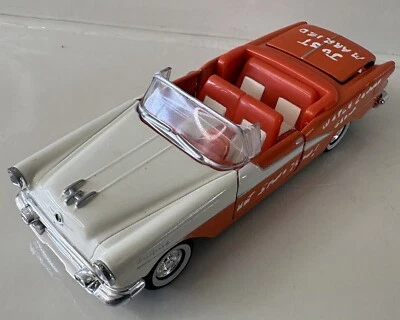 1955 Oldsmobile Starfire Convertible Diecast Car 1:32 Road Champs "Just Married" - Image 1 of 4