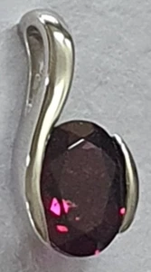 8mm x 6mm 1.60ct Rhodolite Garnet 9ct White Gold 1.4cm pendant 1.23grams - Picture 1 of 6
