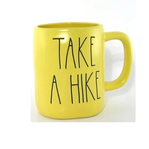 Taza amarilla de cerámica "Take a Hike" Rae Dunn - Imagen 1 de 4