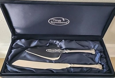 Juego de servir pasteles de acero inoxidable Things Remember con estuche de terciopelo Foto 1 de 4