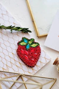 DIY Jewelry making kit "Strawberry", Seed beaded brooch, Bead Embroidery Kit - Picture 1 of 3