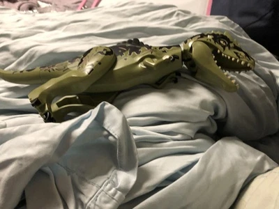 lego jurassic world: Dinosaur-Giganotosaurus Minifigures New. Genuine Lego Dino - Image 1 of 4