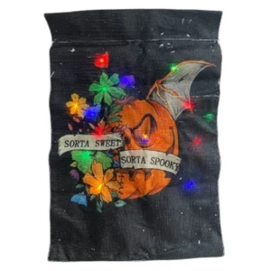 Bandiera Halloween si illumina nuova Sorta dolce Sorta spettrale 18”x12” - Foto 1 di 7