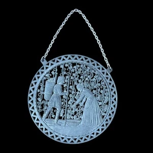 Pewter Wall Hanging Man and Woman Harvesting Grapes 5.5 in Diameter Germany - Picture 1 of 3