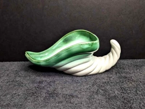 Plantadora de cornucopia blanca y verde de cerámica de casco vintage 307 línea de regalo de EE. UU. - Imagen 1 de 8