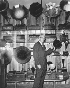 Collection of Edison Tulip Horned Phonographs Vintage 8x10 Reprint Of Old Photo - Bild 1 von 1