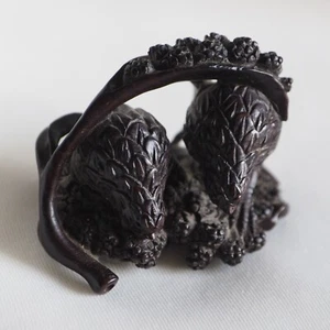 Ebano Birds Pino Antico Intagliato a Mano Firmato Legno Netsuke Okimono Giappone Asia - Foto 1 di 12