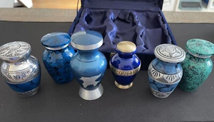 Urne cremazione ricordo blu e bianche 6 pezzi piccole urne funebri. Borsa in metallo ogni con - Foto 1 di 5
