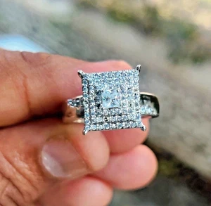 Anillo de compromiso con halo de diamantes de corte princesa de 2 quilates con acabado de oro blanco de 14 quilates - Imagen 1 de 3