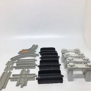16 GeoTrax Fisher Price graue Zuggleise + Brückenstützsteigungen + Brückenteile - Bild 1 von 8