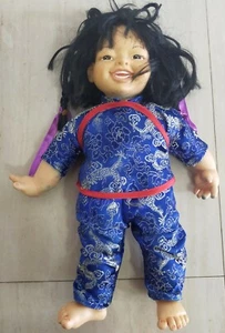 MUÑECA CHINA PLASTICO CON RELLENO BLANDO JAPONESA 34CM . ANTIGUA - Foto 1 di 5