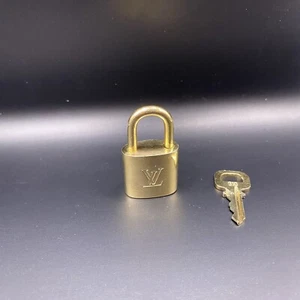 Auténtico juego de llaves y cerraduras doradas Louis Vuitton 310 accesorio auténtico - Imagen 1 de 5
