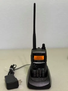 KENWOOD TH-D72A - VHF/UHF Transceiver – Antenna +Battery drop in battery charger - Zdjęcie 1 z 6