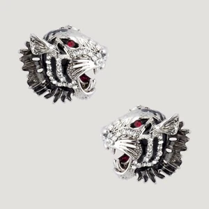 Nuevos pendientes de tachuelas con cabezas de tigre de cristal Butler and Wilson tono plateado  - Imagen 1 de 2
