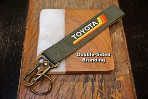 Vintage Toyota Heritage Stripes Keychain Green, Antique Brass Metal Clip - Bild 1 von 4
