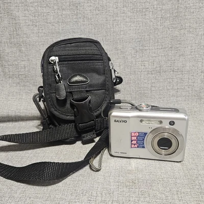 Sanyo VPC-S500 Digital Camera 5MP With Samsonite Case - Image 1 of 4