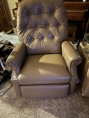 Reclinable manual de cuero La-Z-Boy, RETAPIZADO-Muy limpio-USADO EN EXCELENTE ESTADO-HACER OFERTA😊 Foto 1 de 4