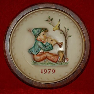 HUMMEL Porcelain Plate "SINGING LESSON" 1979 In Beautiful Walnut Wood Frame! - Picture 1 of 3