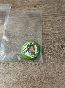 1984 MLB FunFoods RIckey Henderson Metal Pin Button #17