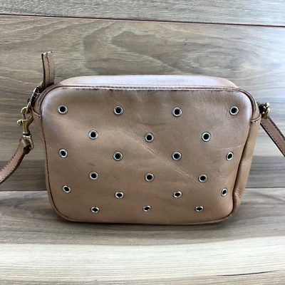 Bolsa de mão Clare V tiracolo midi bolsa de couro ilhó com zíper bolsa pequena bronzeada - Imagem 1 de 4