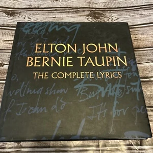 Giacca antipolvere Elton John Bernie Taupin The Complete Lyrics Book leggermente usata - Foto 1 di 3