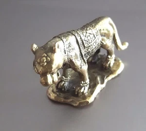1 pieza Figura de tigre de latón Feng Shui artesanía zodiaco valiente confiado - Imagen 1 de 5