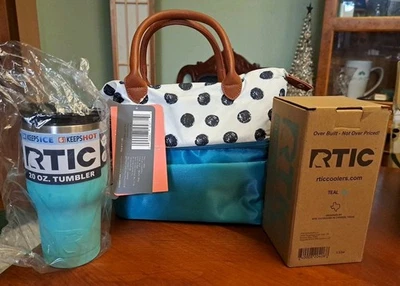 BOLSA DE ALMUERZO NUEVA CON ETIQUETAS PICNIC TIME URBAN AISLADA 2 NIVELES Y VASO VERDE AZULADO DE 20 OZ  Foto 1 de 4