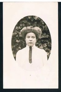 POSTAL PRIVADA RETRATO RP MINNIE UNA MUJER JOVEN CON CORBATA C1910 - Imagen 1 de 2