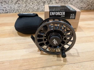 Sage Enforcer 7/8 Fliegenrolle, Granit, brandneu, originalverpackt mit Koffer - Bild 1 von 5