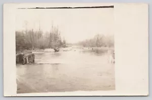 RPPC Unbekannter Damm entlang des Flusses Echtfoto Postkarte - Bild 1 von 2