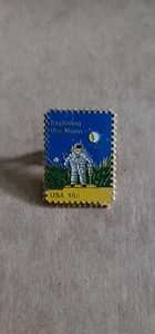 EXPLORANDO LA LUNA ASTRONAUTA SELLO POSTAL ESMALTE PIN ESPACIO USPS (JP127 - Imagen 1 de 2