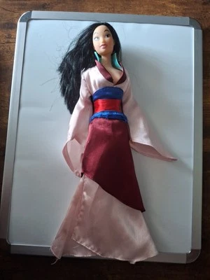 Disney Store Princesa Mulan Moda Muñeca 11" Sin Zapatos Sin Accesorios. Foto 1 de 4