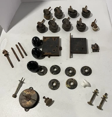 Lote de ferragens vintage maçanetas de porta placas traseiras rodízios de argamassa e mais peças de restauração - Imagem 1 de 4