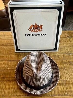 Trilby marrón tweed de lana Stetson Fedora vintage años 60-70 con plumas y caja 7 1/4 Foto 1 de 4