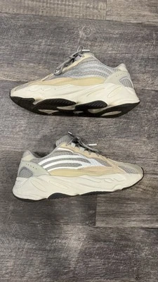 Talla 9.5 - Adidas Yeezy Boost 700 V2 Crema (GY7924) Usado Una Vez (VNDS) Foto 1 de 4