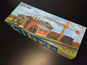 Kibri 9960 Bausatz Schwellensägewerk mit Kran, Sägewerk H0 1:87 Neu - Bild 1 von 1